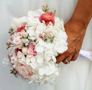 Le bouquet de mariée en fleurs stabilisées Anne Charlotte