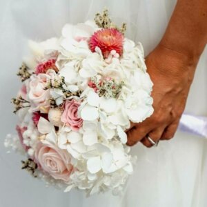 Le bouquet de mariée en fleurs stabilisées Anne Charlotte