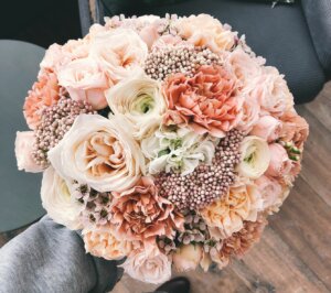Bouquet de mariage de fleurs fraîches : tons orangés