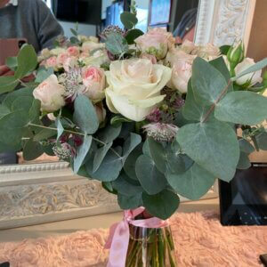 Bouquet de roses et eucalyptus