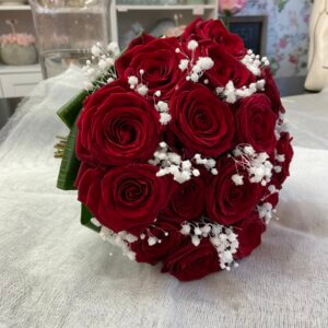Bouquet de mariée de fleurs fraîches roses rouges