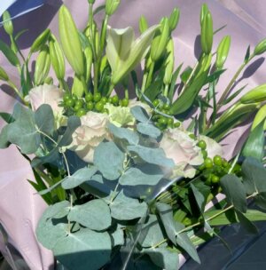 Bouquet lys, roses, eucalyptus
