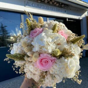 Bouquet de mariée en fleurs stabilisées naturel et rose