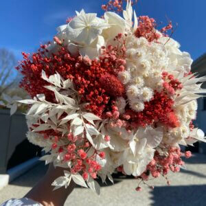 Bouquet de mariée en fleurs stabilisées blanc et rose