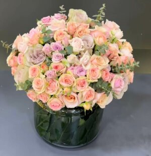 Fleurs fraîches: Petites roses en vase